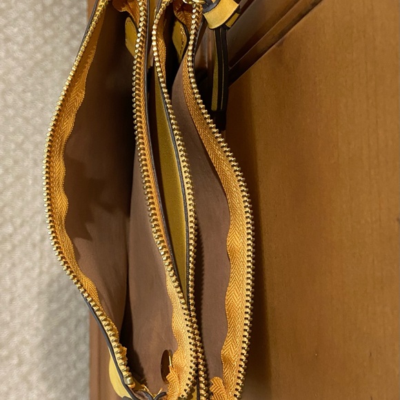 Crossbody bag. - Picture 4 of 10